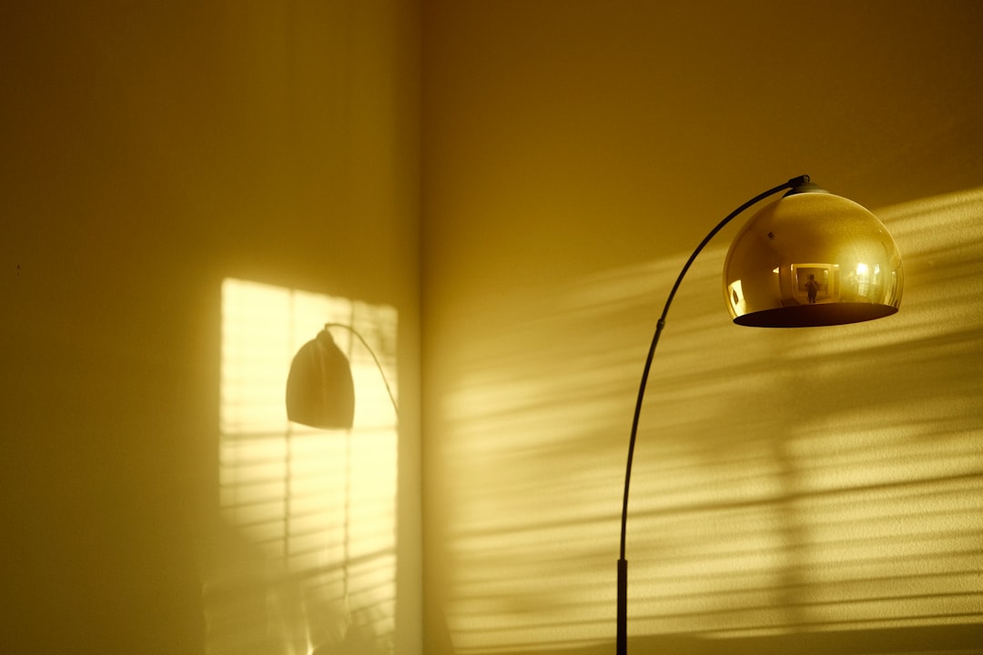 a-floor-lamp-casts-a-shadow-on-a-wall-uhdiskbqime